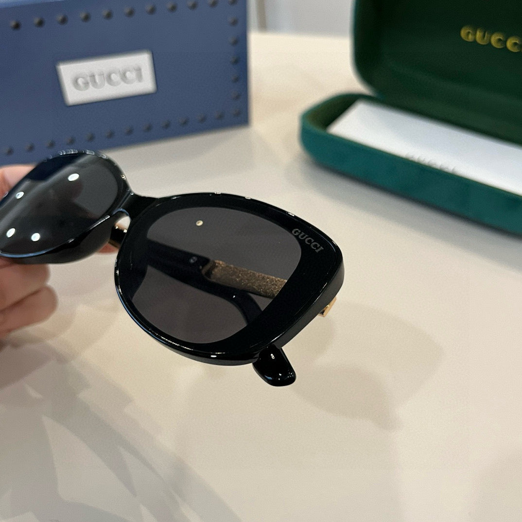 Elegante schwarze Cat-Eye-Sonnenbrille mit GG-Muster