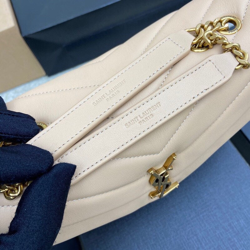 💎 Soft Beige Chevron-Stitch Leather Chain Bag 688019169