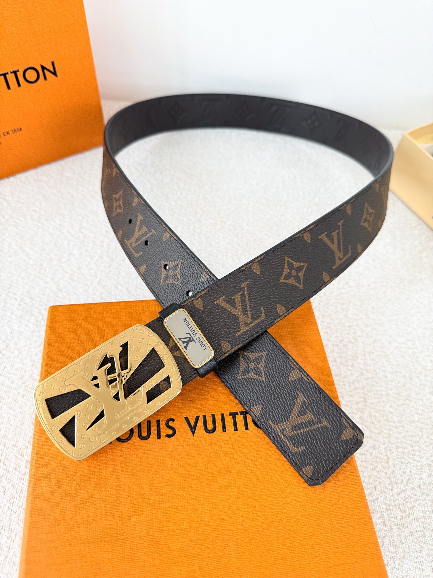 A premium brown patterned leather belt with a gold-tone stainless steel buckle, 3.8cm width.