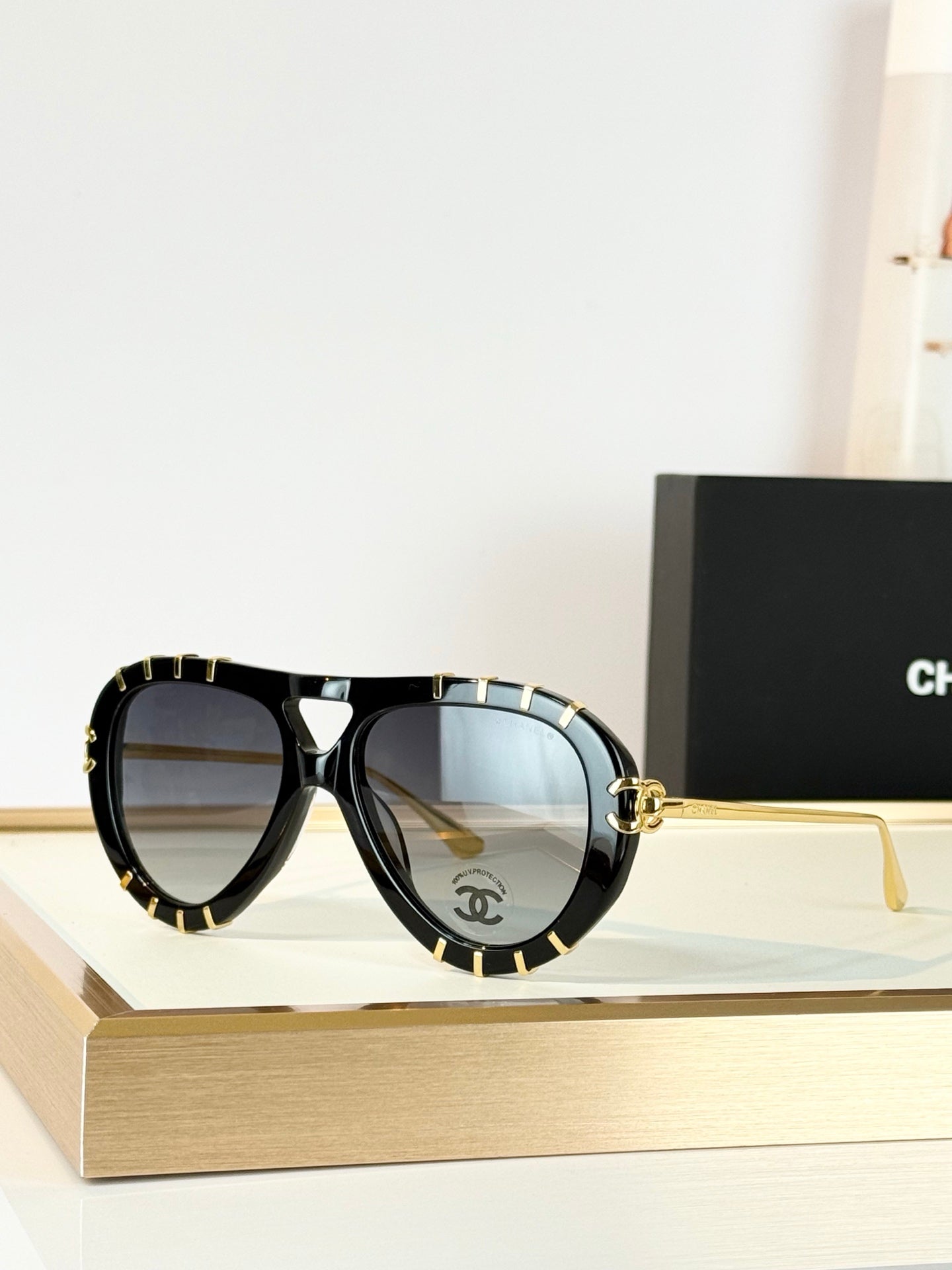 Oversized Pilot Sunglasses with Gold-Tone Accent Details