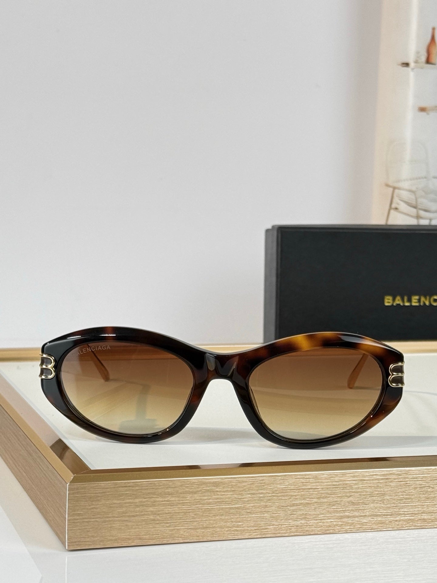 Retro Oval Cat-Eye Tortoiseshell Sunglasses with Gold-Tone Temples