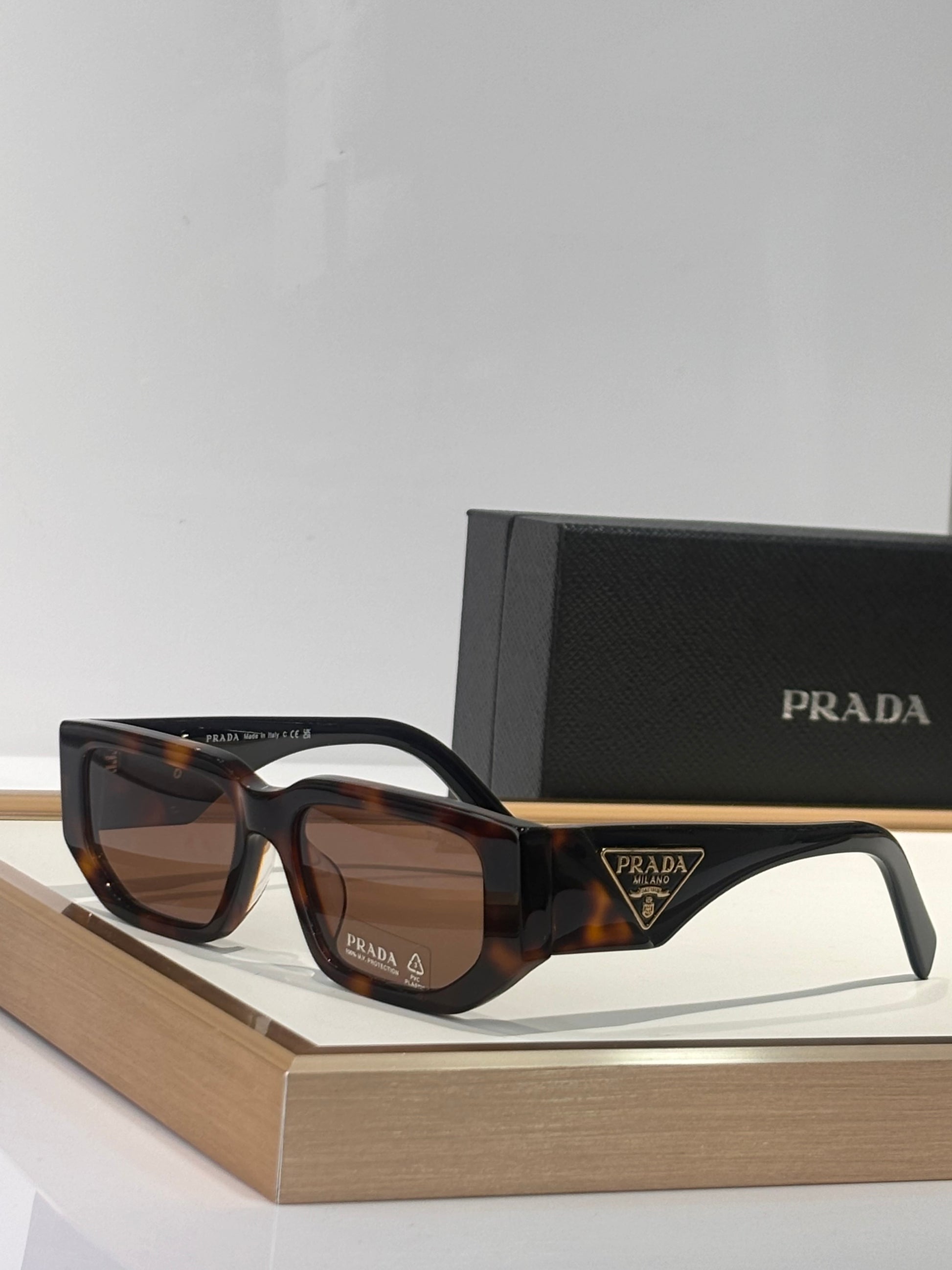Luxury Square Frame Sunglasses with Tortoiseshell Accents