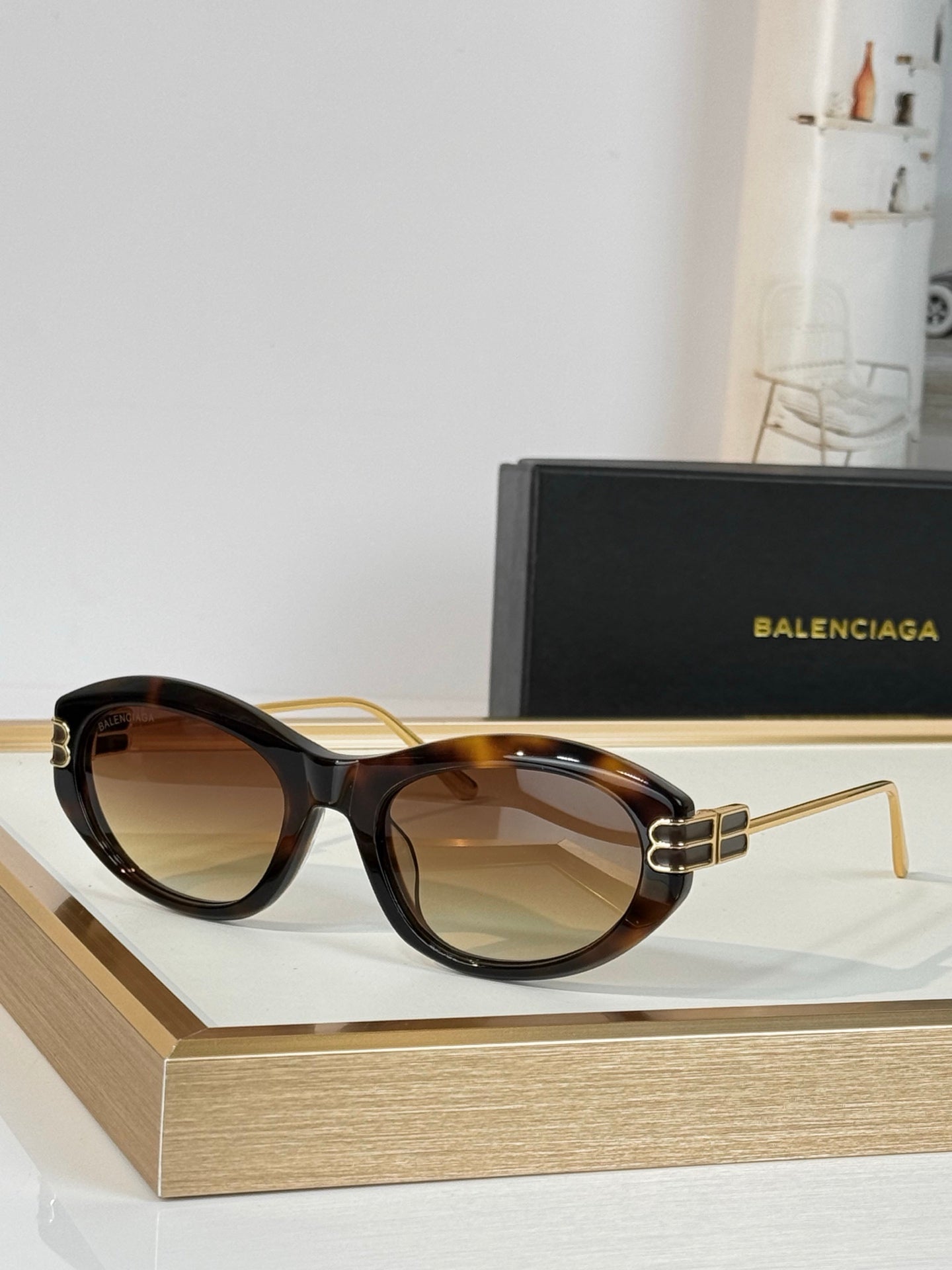Retro Oval Cat-Eye Tortoiseshell Sunglasses with Gold-Tone Temples