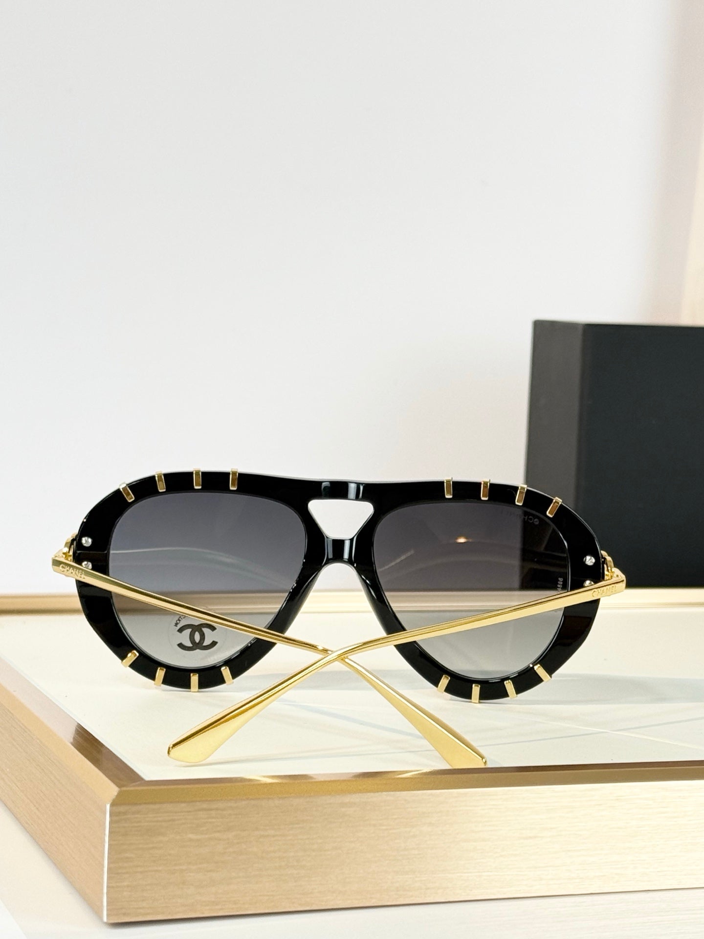 Oversized Pilot Sunglasses with Gold-Tone Accent Details