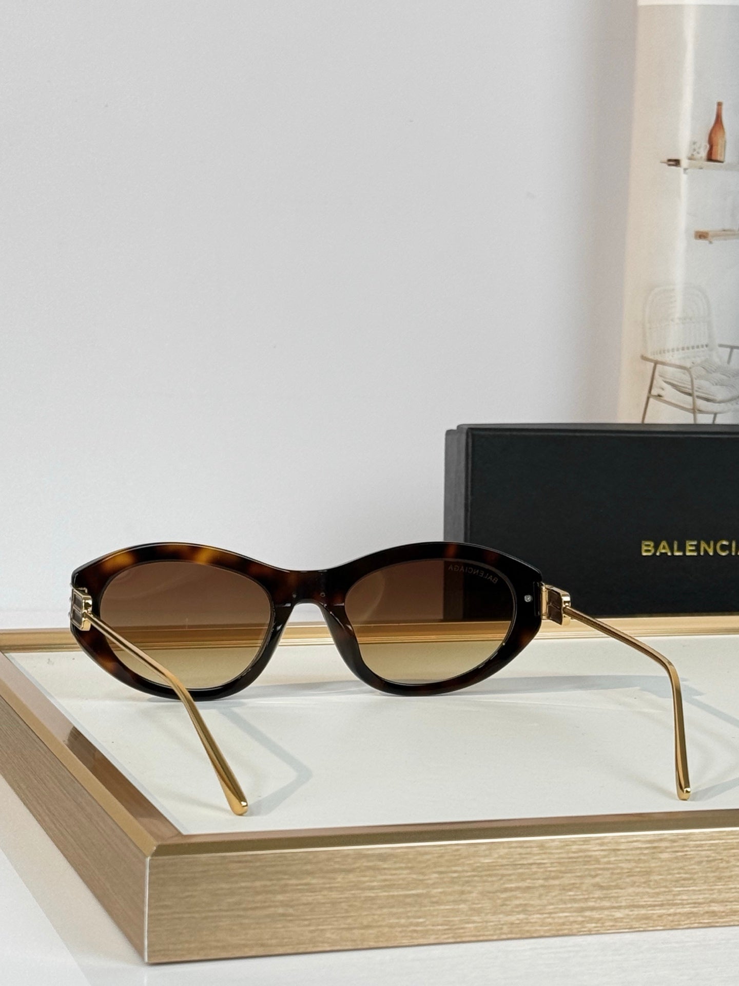 Retro Oval Cat-Eye Tortoiseshell Sunglasses with Gold-Tone Temples