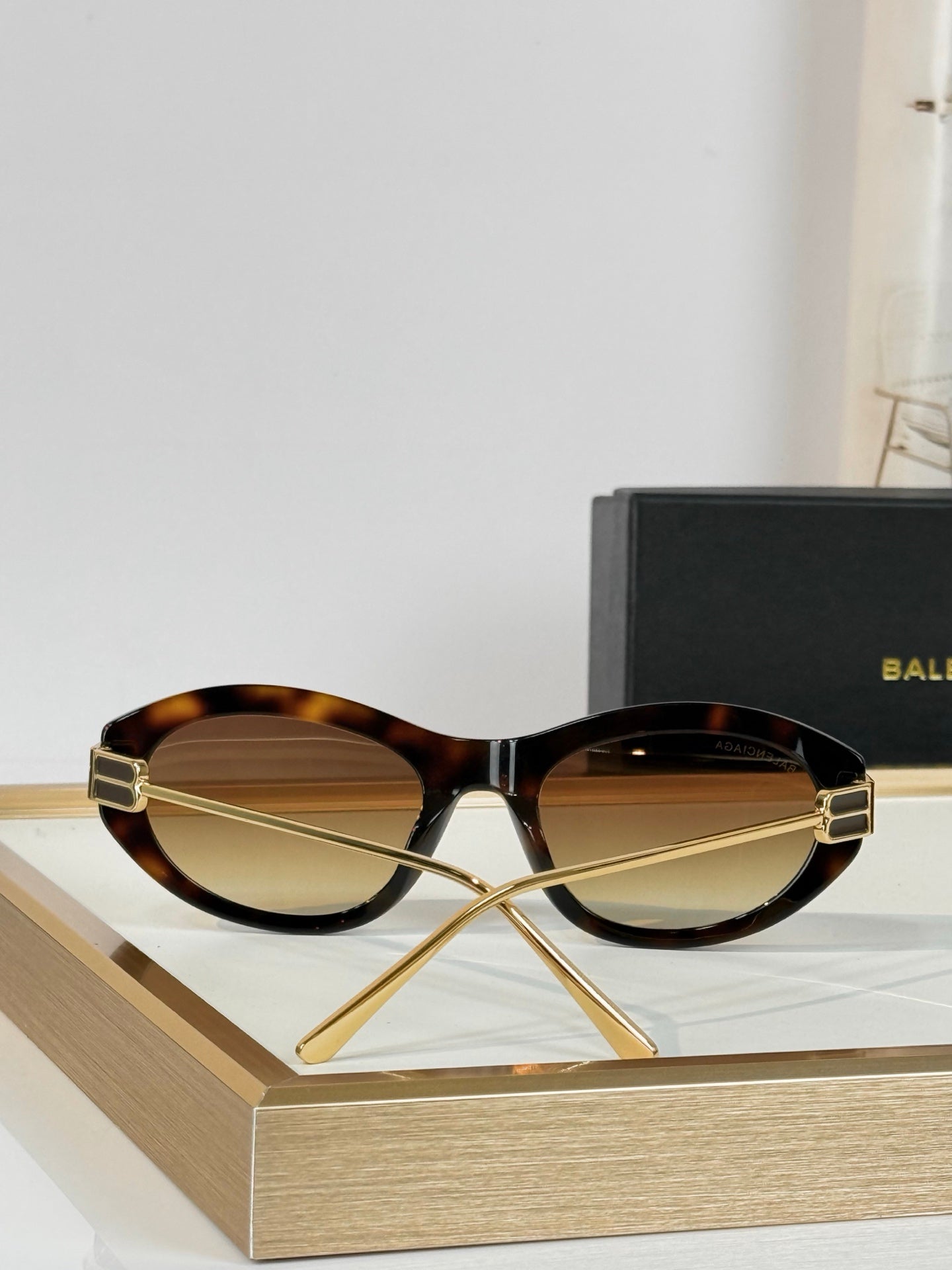 Retro Oval Cat-Eye Tortoiseshell Sunglasses with Gold-Tone Temples