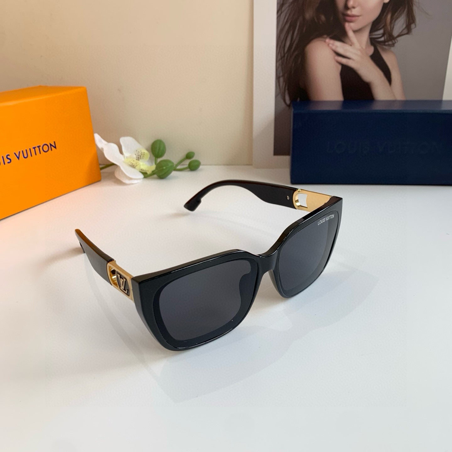 Luxury Oversized Square Sunglasses – Black Frame with Gold Detailing