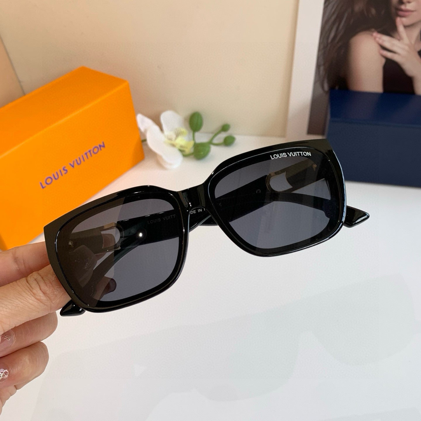 Luxury Oversized Square Sunglasses – Black Frame with Gold Detailing