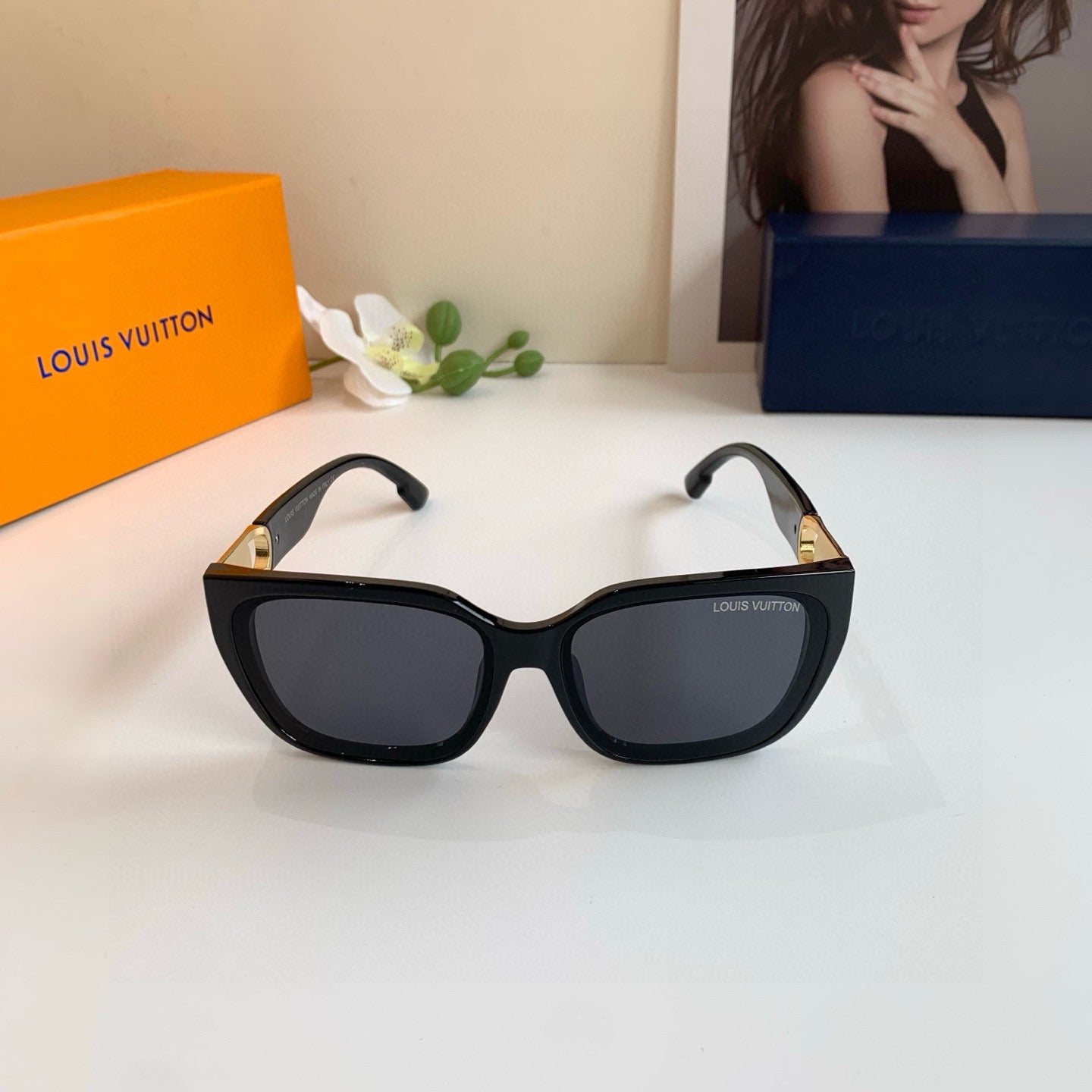 Luxury Oversized Square Sunglasses – Black Frame with Gold Detailing