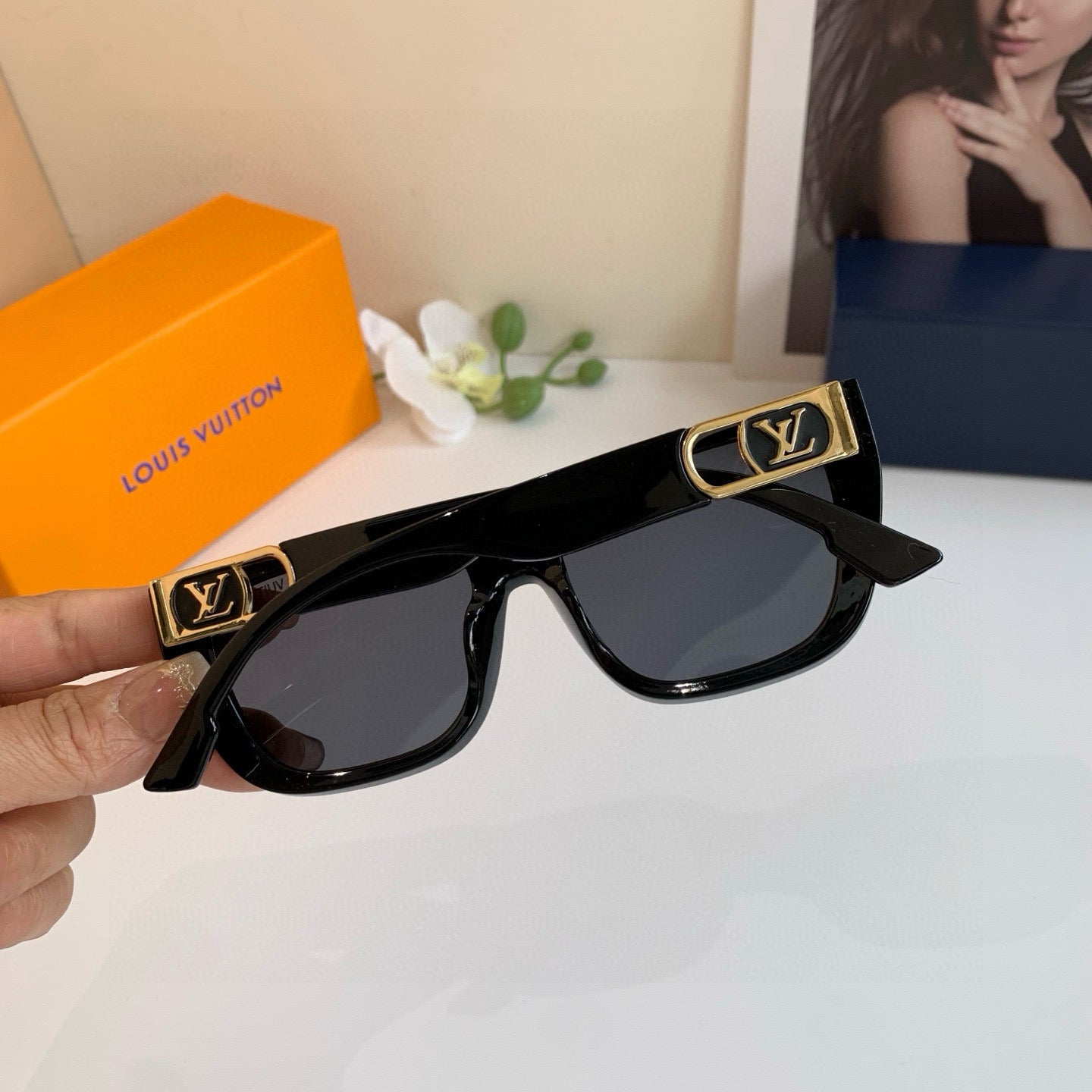 Luxury Oversized Square Sunglasses – Black Frame with Gold Detailing