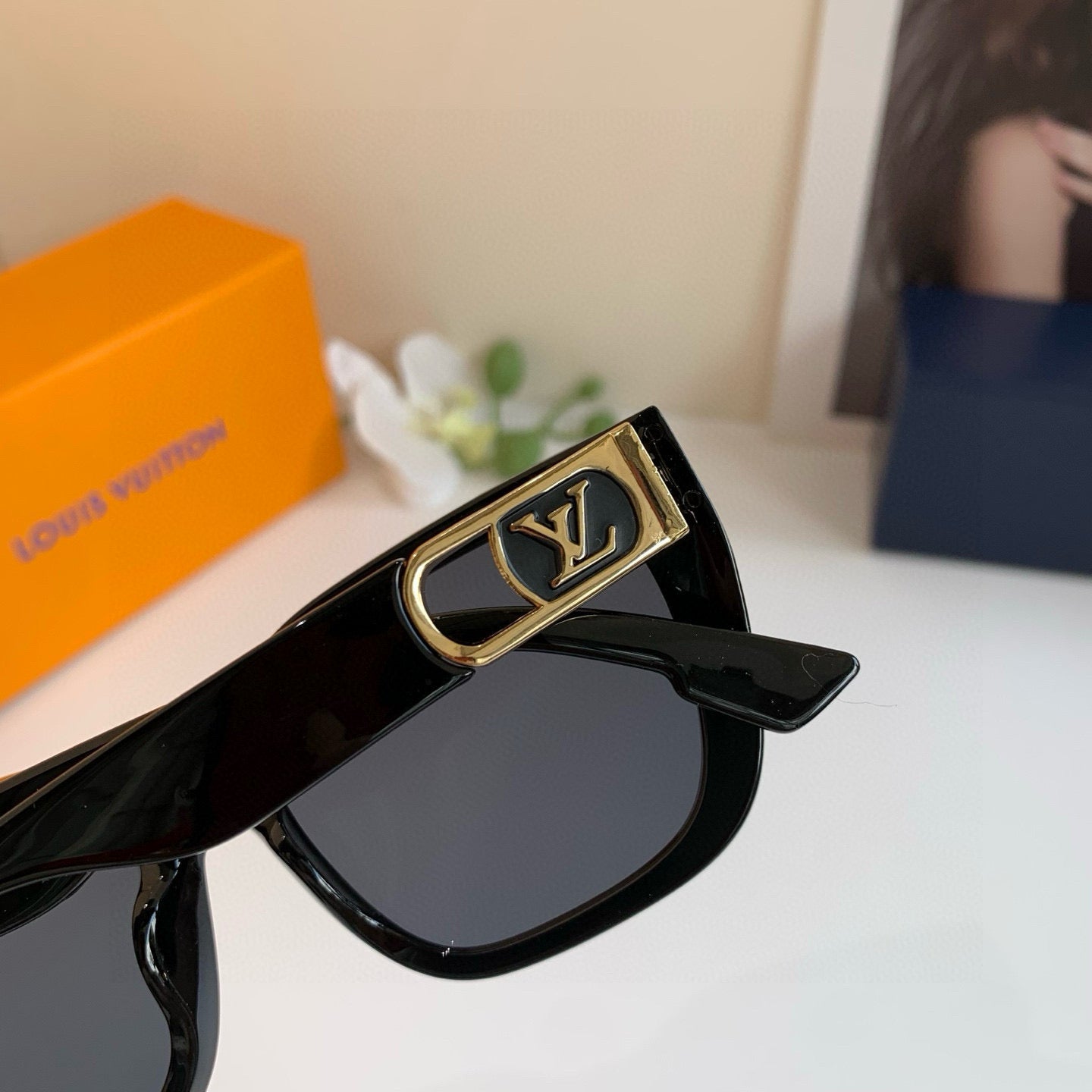 Luxury Oversized Square Sunglasses – Black Frame with Gold Detailing