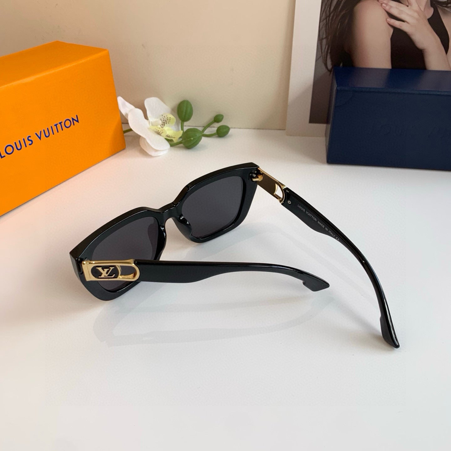 Luxury Oversized Square Sunglasses – Black Frame with Gold Detailing